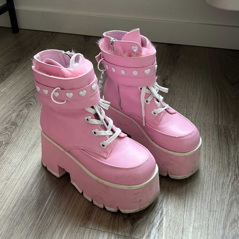 Demonias Ashes Pink size 8